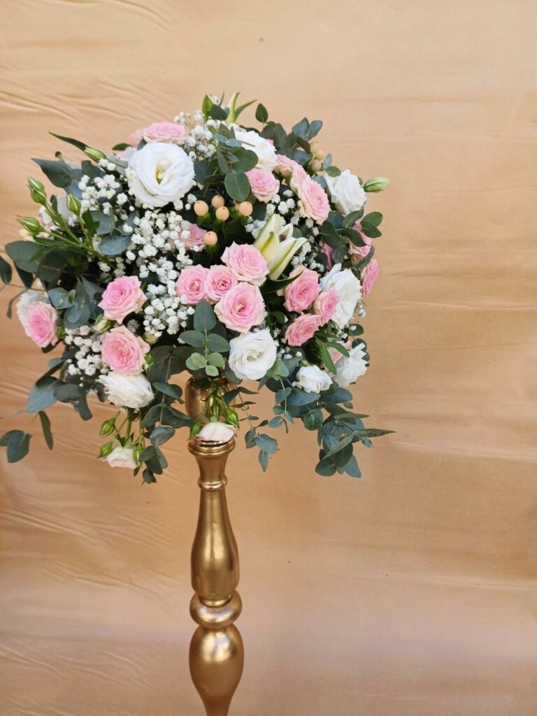 Composition pour la table des mariés: roses branchues, gypsophille et lisianthus