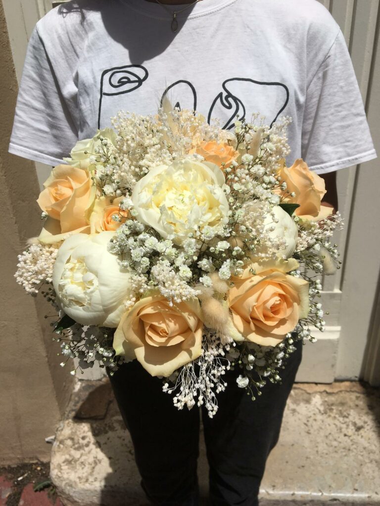 Bouquet de mariée avec des pivoines blanches, et des roses saumon