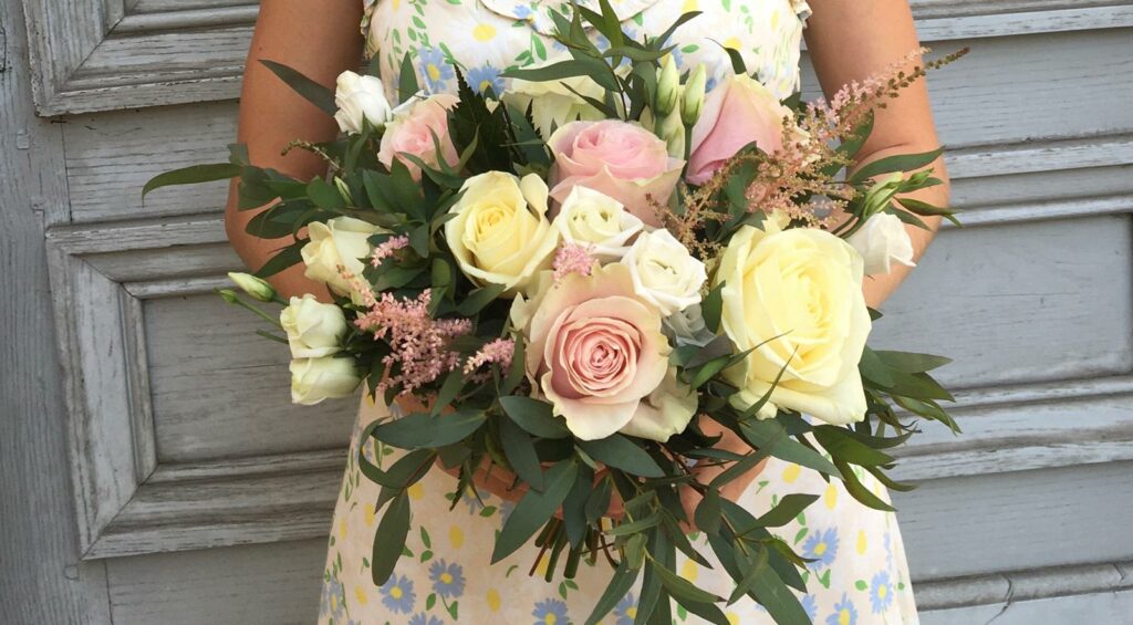 Bouquet flou aux couleurs tendre de roses